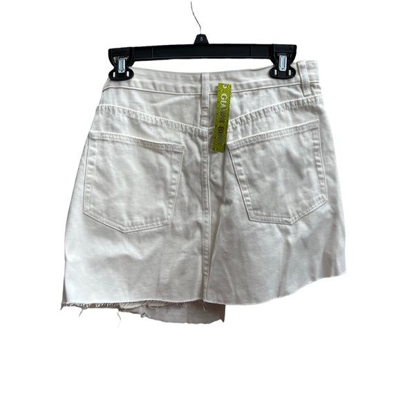 Giani Bini size 29 waist white jean asymmetrical mini skirt raw hem  15” Length - Picture 6 of 9
